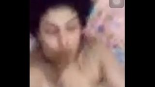 Мусульманка ласкает свои дойки с большими сосками и трахает ротик пальцами