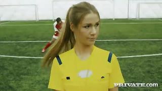 Секс с врачом на массажной кушетке после осмотра