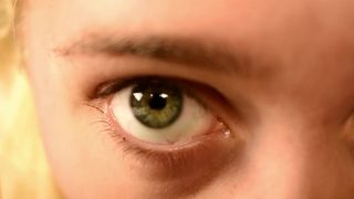 18-летняя школьница попала в рабство к старому мужику и сосет хуй в стиле Бдсм