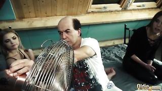 Две молоденькие девчонки занимаются запретным сексом со своим дедом