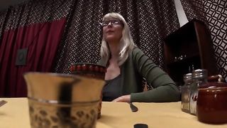 Отсос в ресторане под столом от зрелой тетки с отвисшими дойками